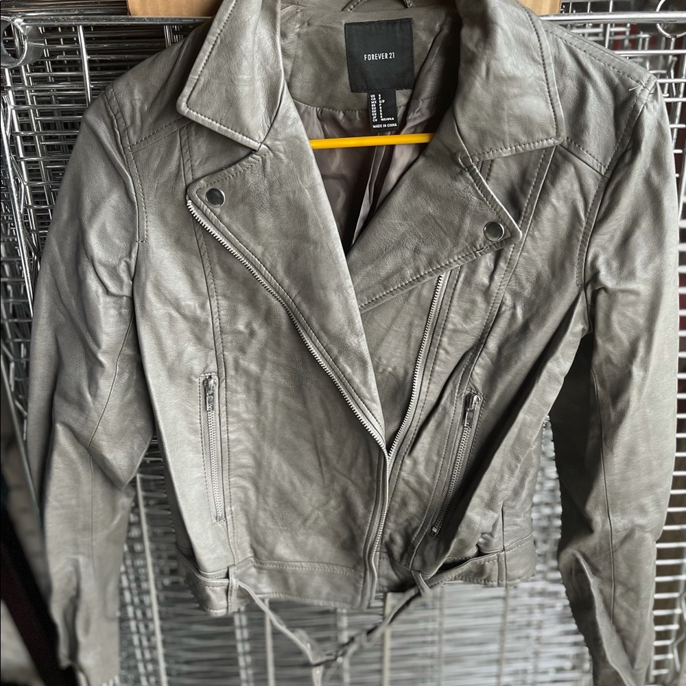 🚨Forever21  New gray jacket size small🚨